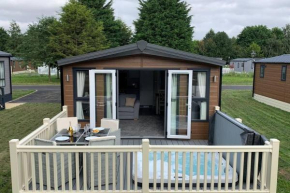 Nightingale Lodge with Hot Tub